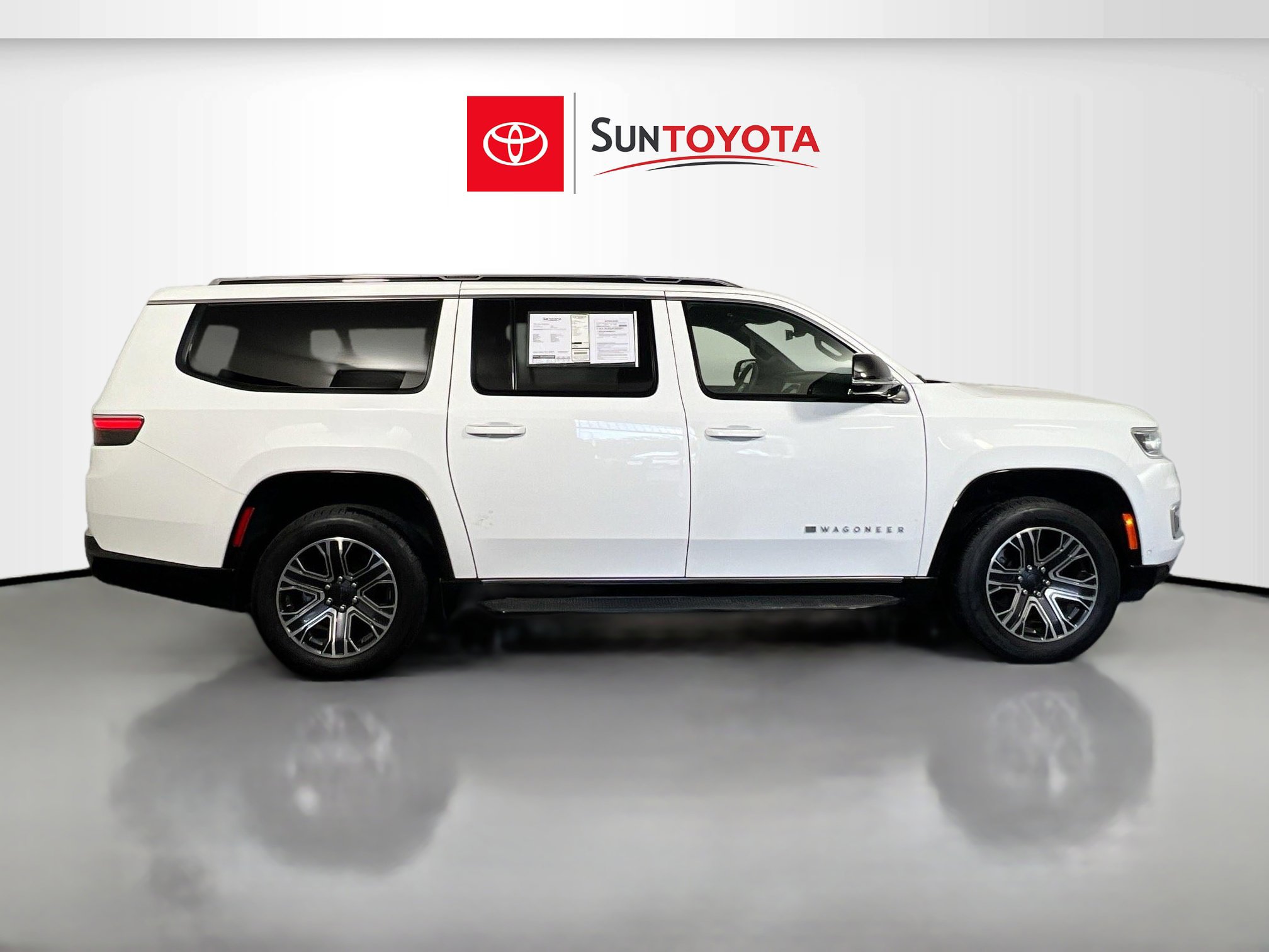 Used 2023 Jeep Wagoneer L Series II image 2