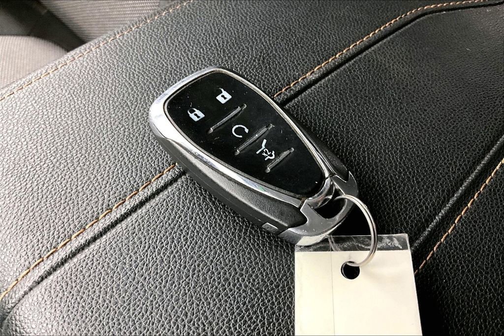 Used 2021 Chevrolet Traverse LT image 13