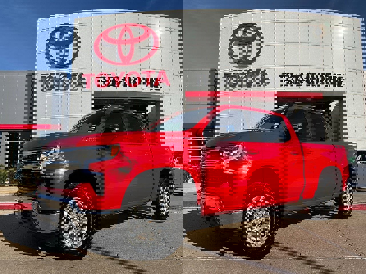 Used 2025 Chevrolet Silverado 1500 LT image 2