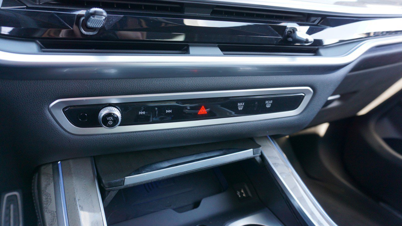 Used 2023 BMW X7 M60i w/ Executive Package image 19