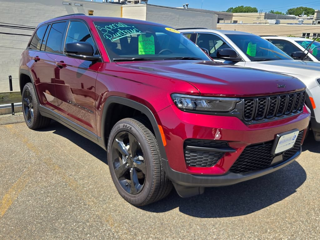 Used 2025 Jeep Grand Cherokee Altitude AWD/4WD image 4