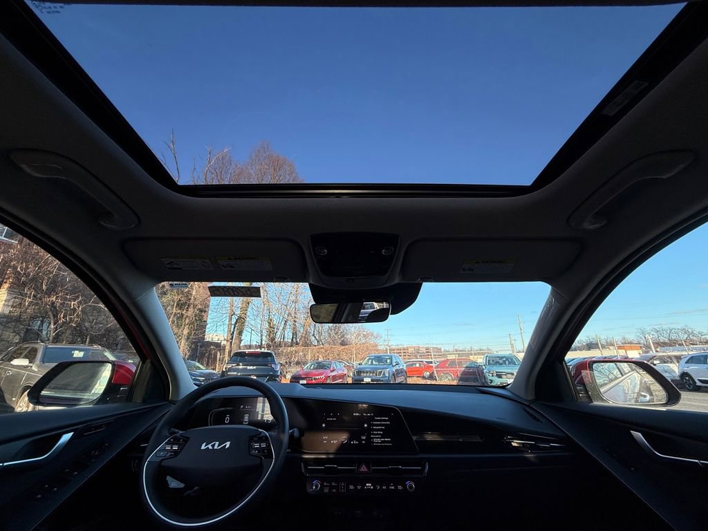 New 2025 Kia Niro SX Touring image 24