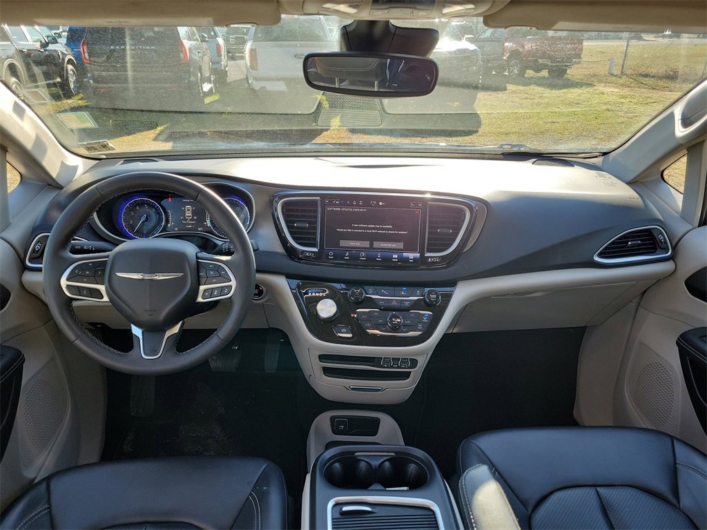 Used 2023 Chrysler Pacifica Touring-L image 27