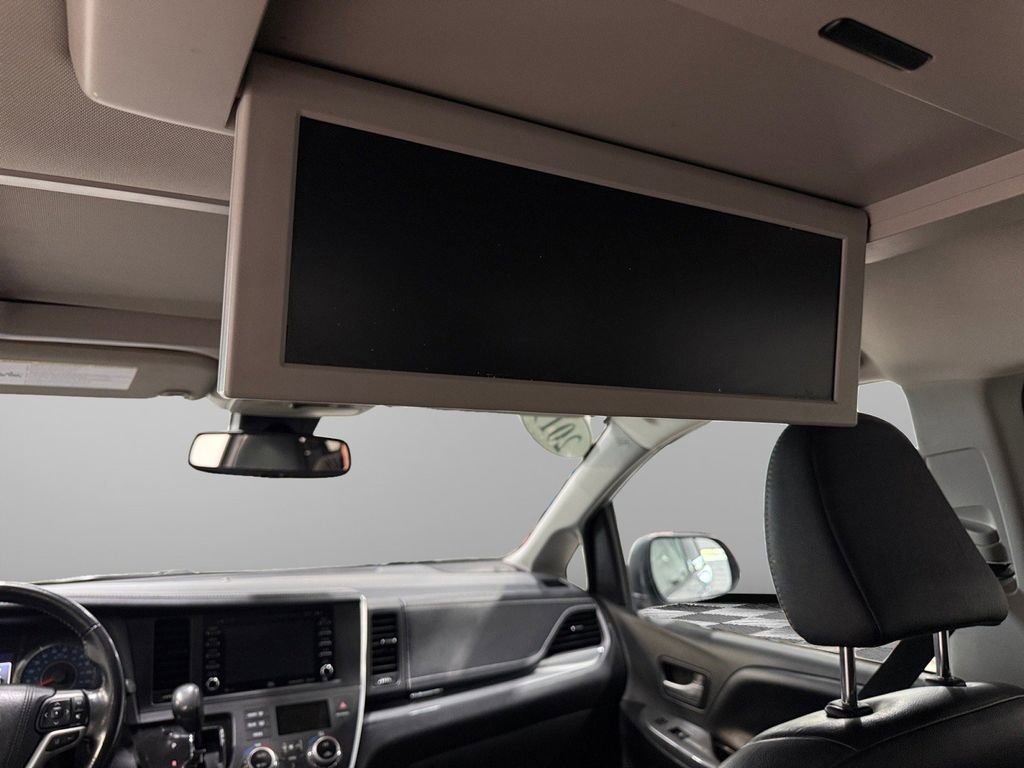 Used 2019 Toyota Sienna SE AWD/4WD image 42