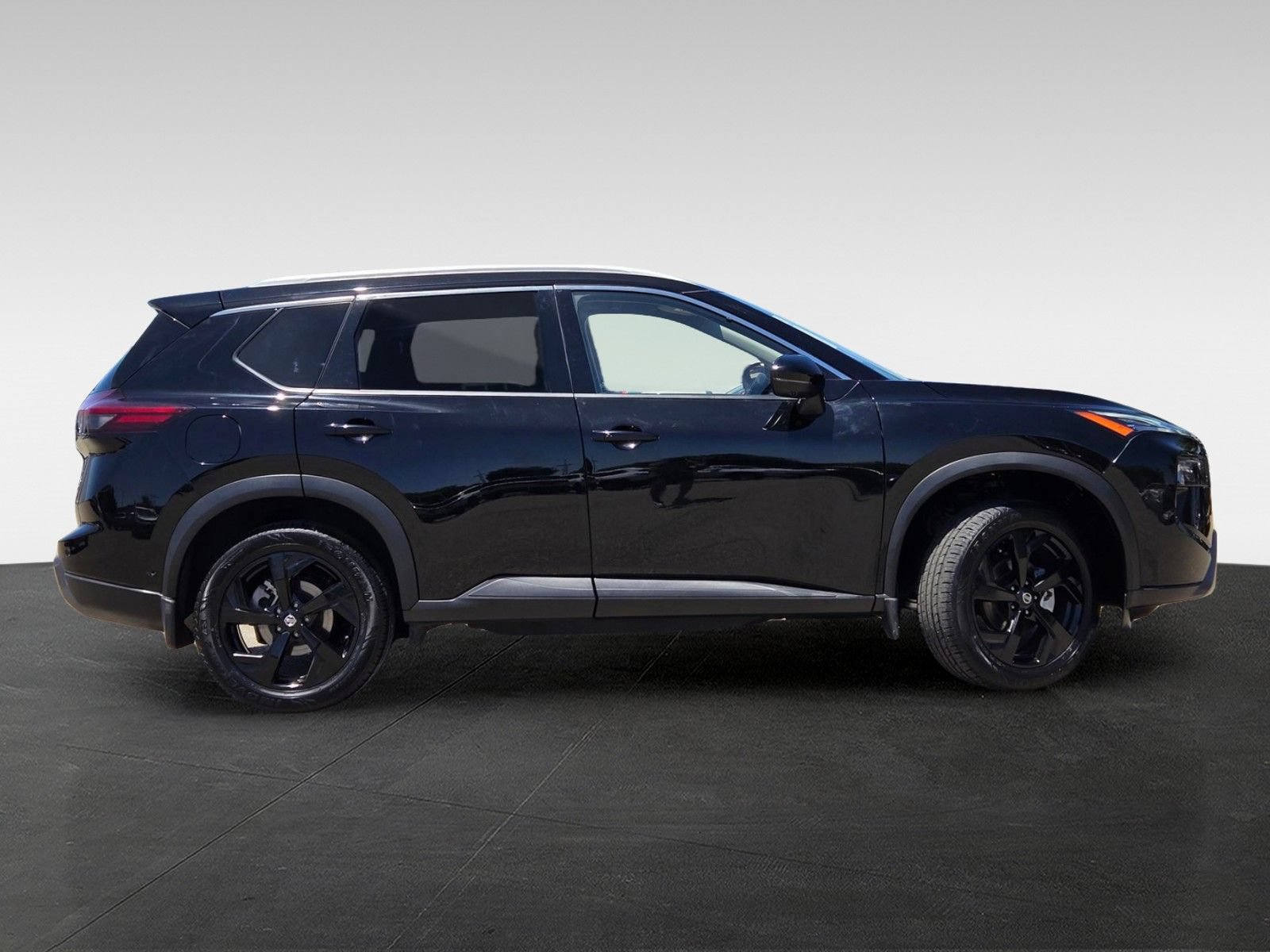 Used 2024 Nissan Rogue SL FWD image 3