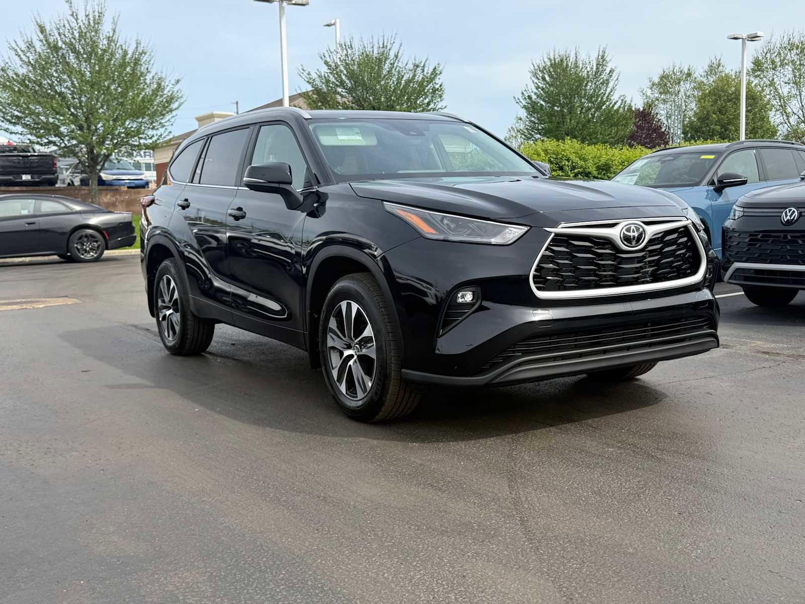 Certified 2025 Toyota Highlander XLE AWD/4WD image 3