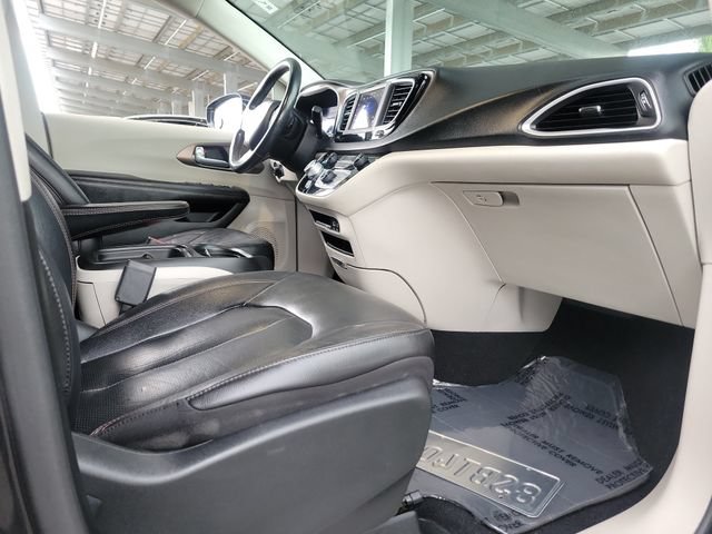 Used 2019 Chrysler Pacifica Touring-L FWD image 21
