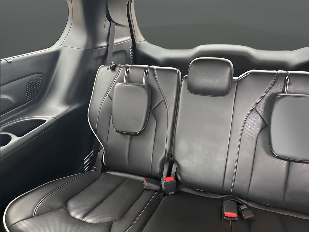 Used 2025 Chrysler Pacifica Limited image 31
