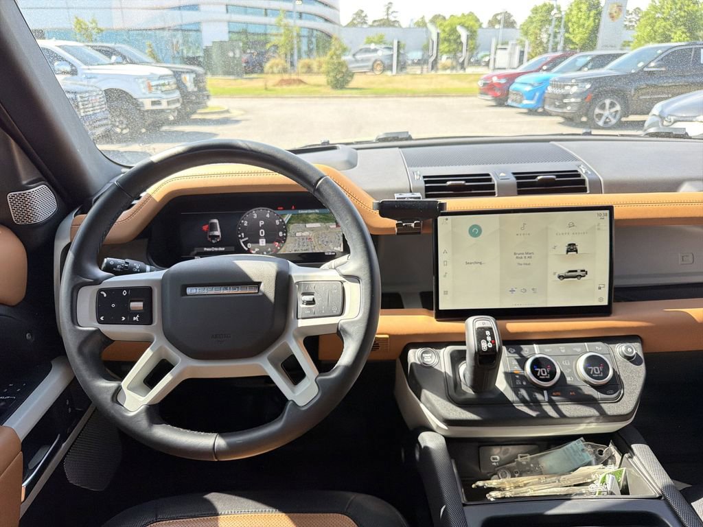 Used 2023 Land Rover Defender 130 X-Dynamic SE image 4