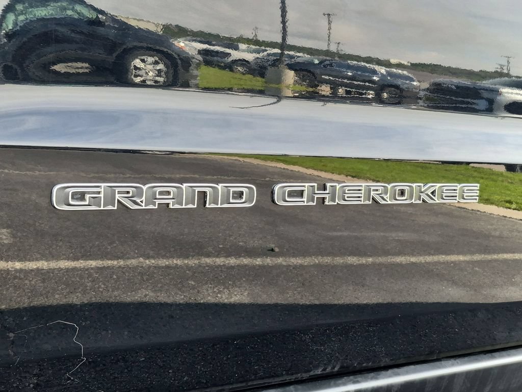 Used 2018 Jeep Grand Cherokee Laredo AWD/4WD image 31