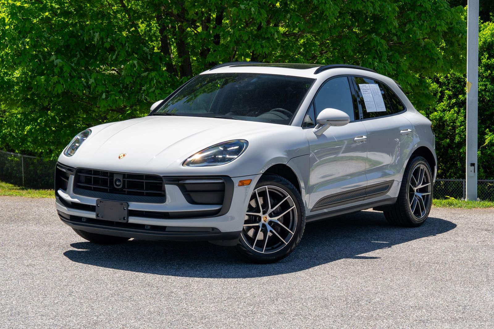 Certified 2023 Porsche Macan AWD/4WD image 1