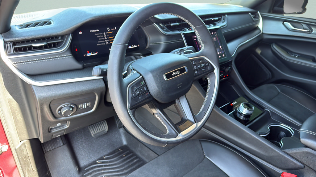 Used 2025 Jeep Grand Cherokee Altitude RWD image 20