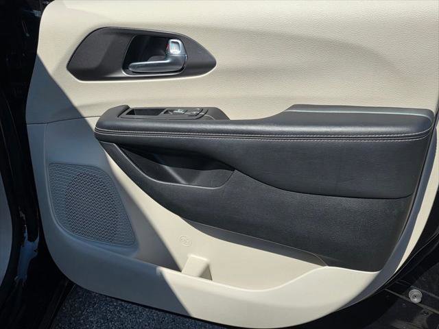Certified 2023 Chrysler Pacifica Touring-L FWD image 24