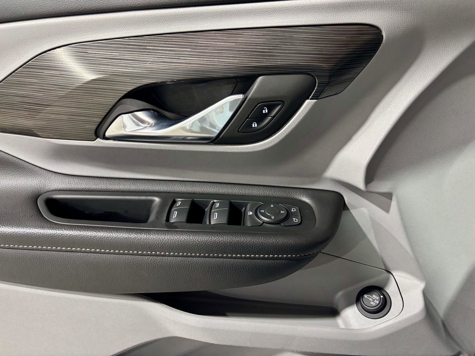 Used 2023 GMC Terrain SLE w/ Driver Convenience Package image 24