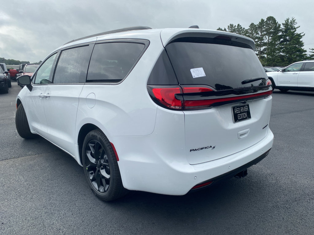 New 2027 Chrysler Pacifica Limited w/ S Appearance Package FWD image 10