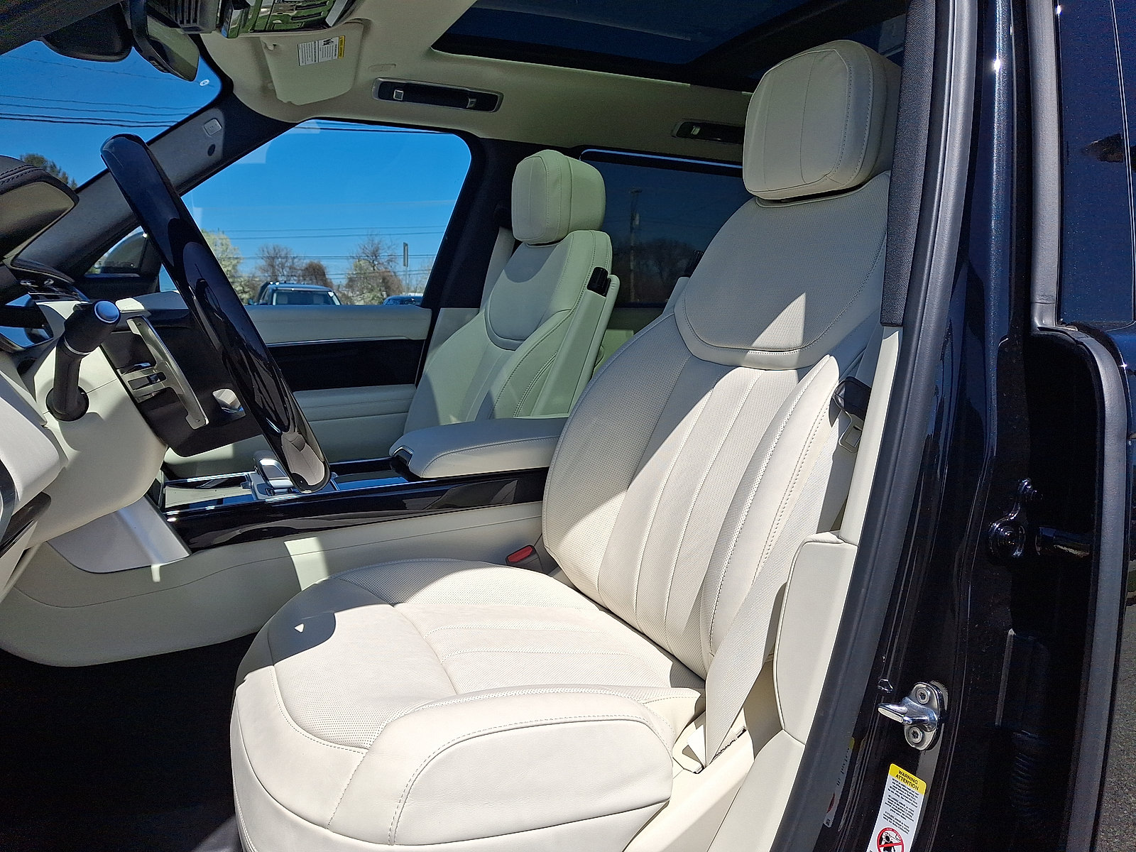 New 2026 Land Rover Range Rover Long Wheelbase SE AWD/4WD image 3