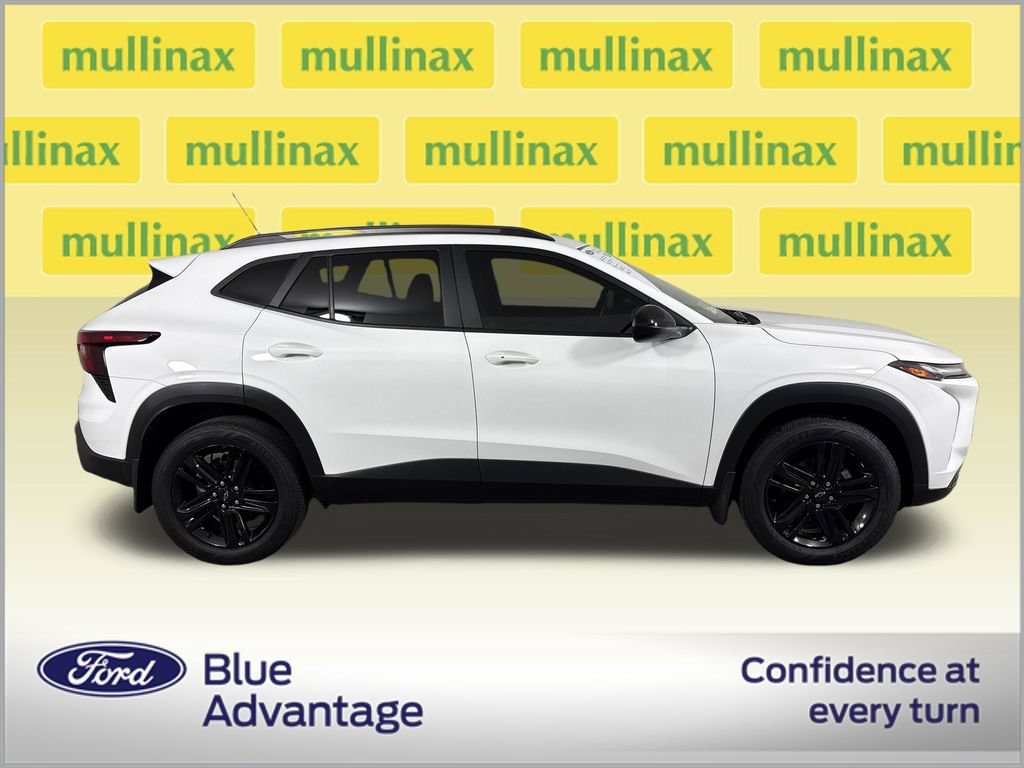 Used 2024 Chevrolet Trax ACTIV w/ Sunroof Package FWD image 2