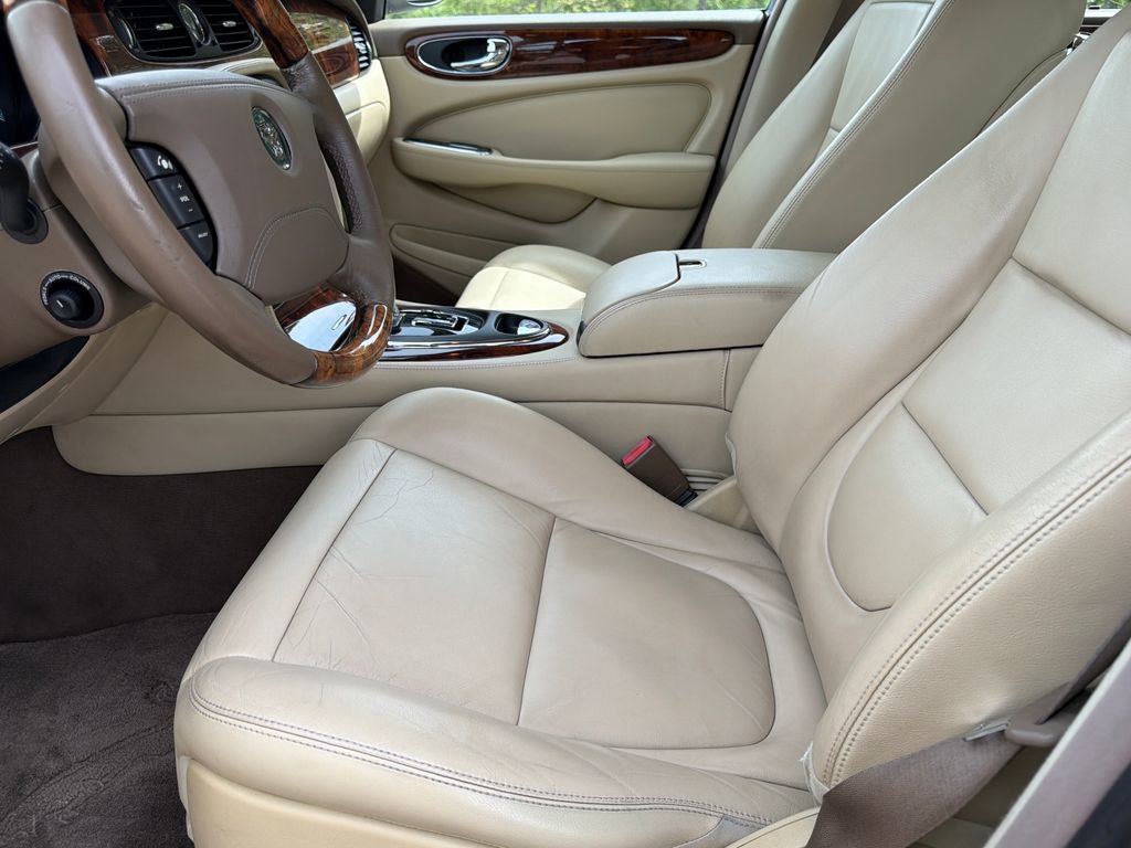 Used 2005 Jaguar XJ8 image 25