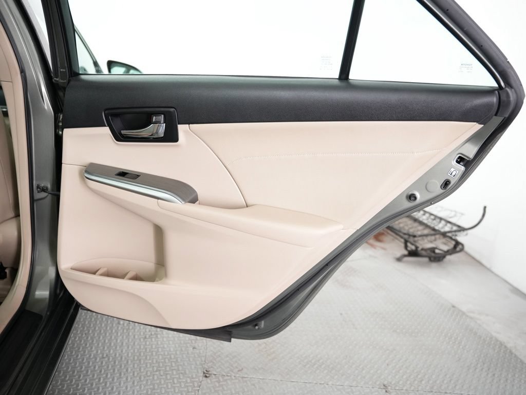 Used 2013 Toyota Camry XLE w/ Leather Pkg FWD image 40