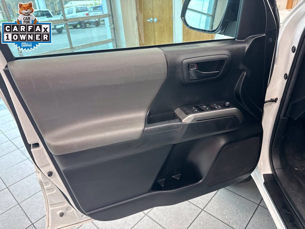 Used 2022 Toyota Tacoma SR5 AWD/4WD image 11
