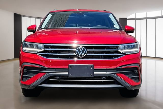 Used 2024 Volkswagen Tiguan SE w/ Panoramic Sunroof Package AWD/4WD image 2