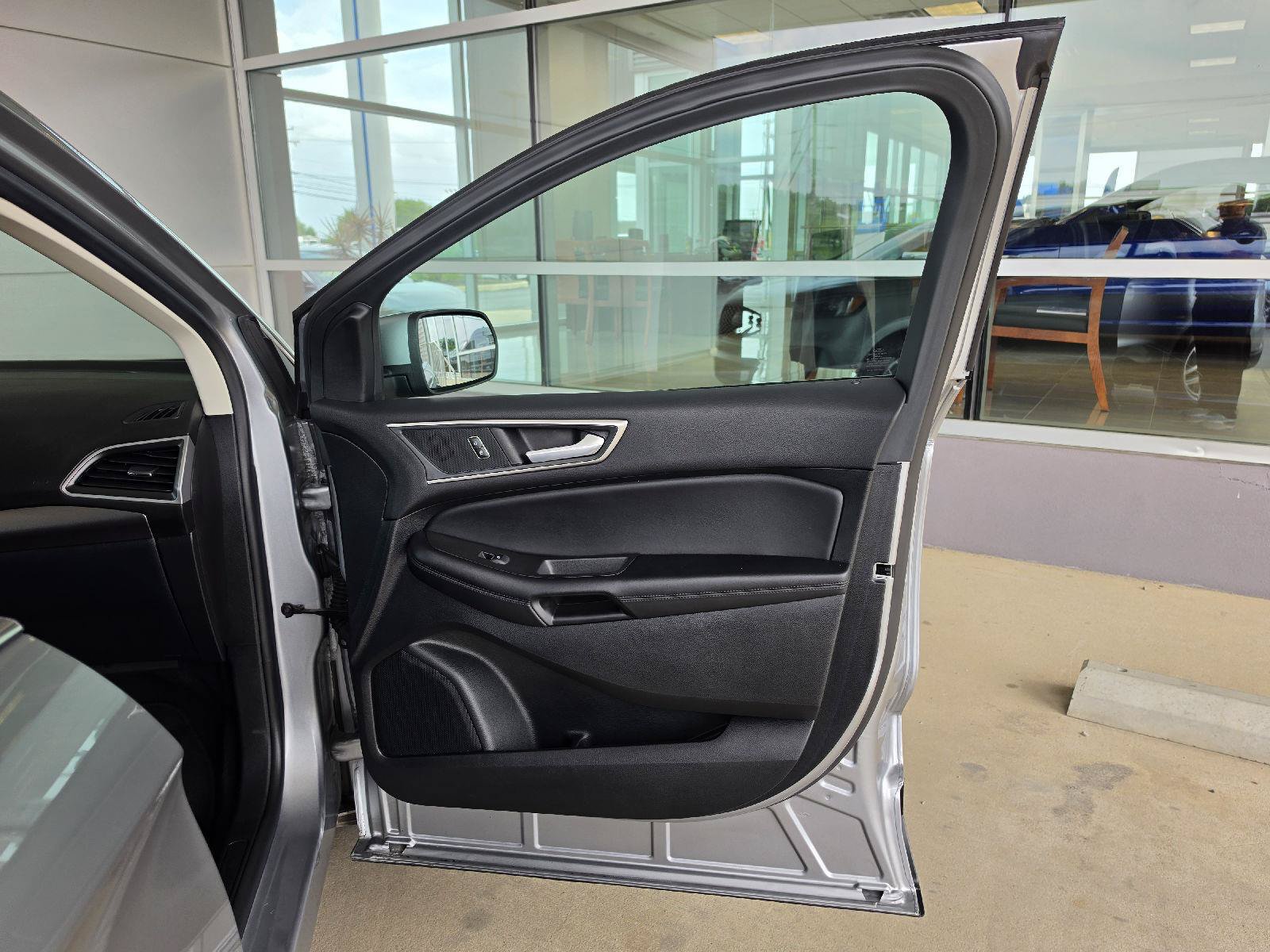 Used 2023 Ford Edge SEL AWD/4WD image 12