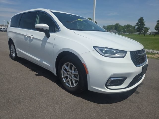Used 2023 Chrysler Pacifica Touring-L FWD image 1