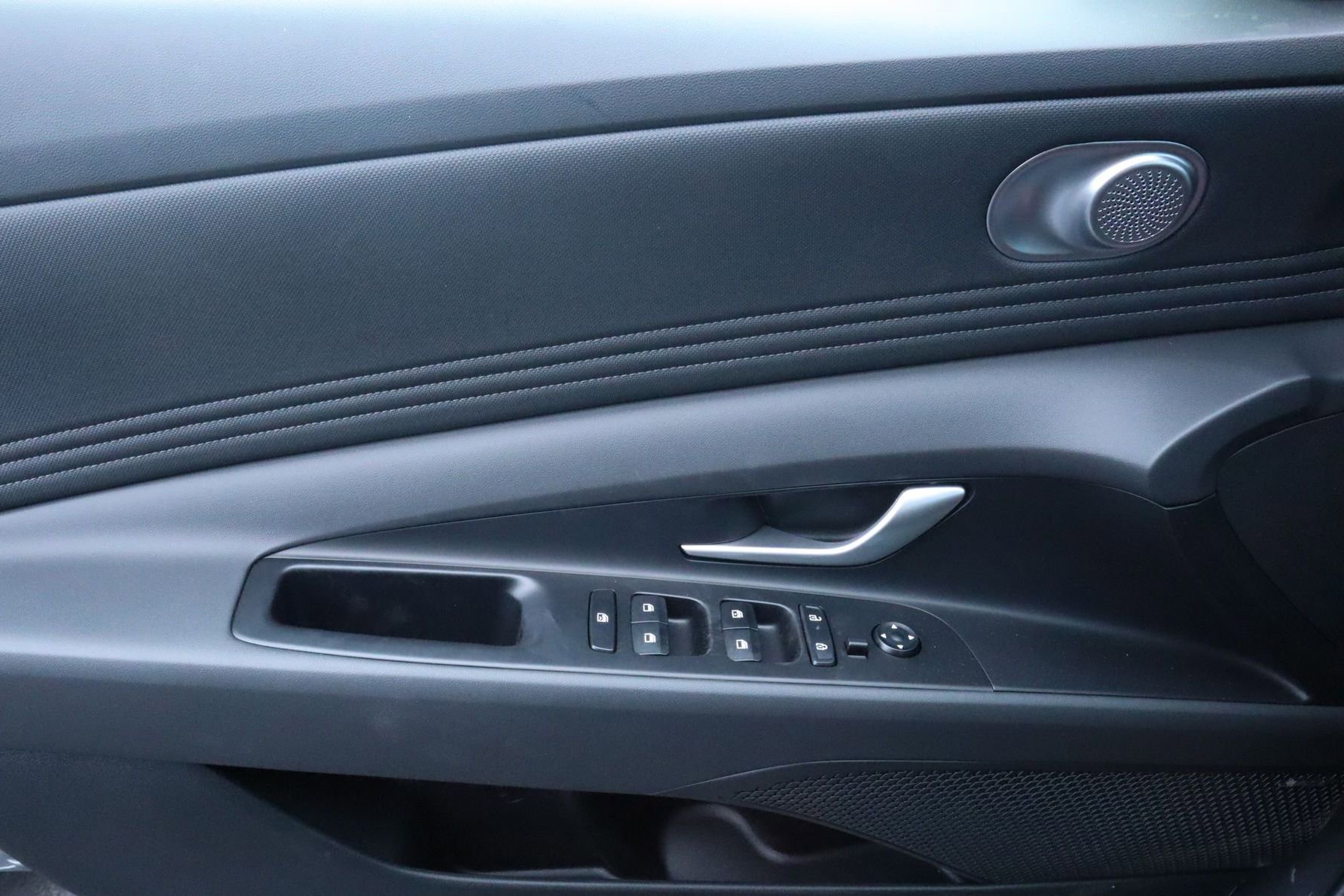 New 2025 Hyundai Elantra Limited image 22