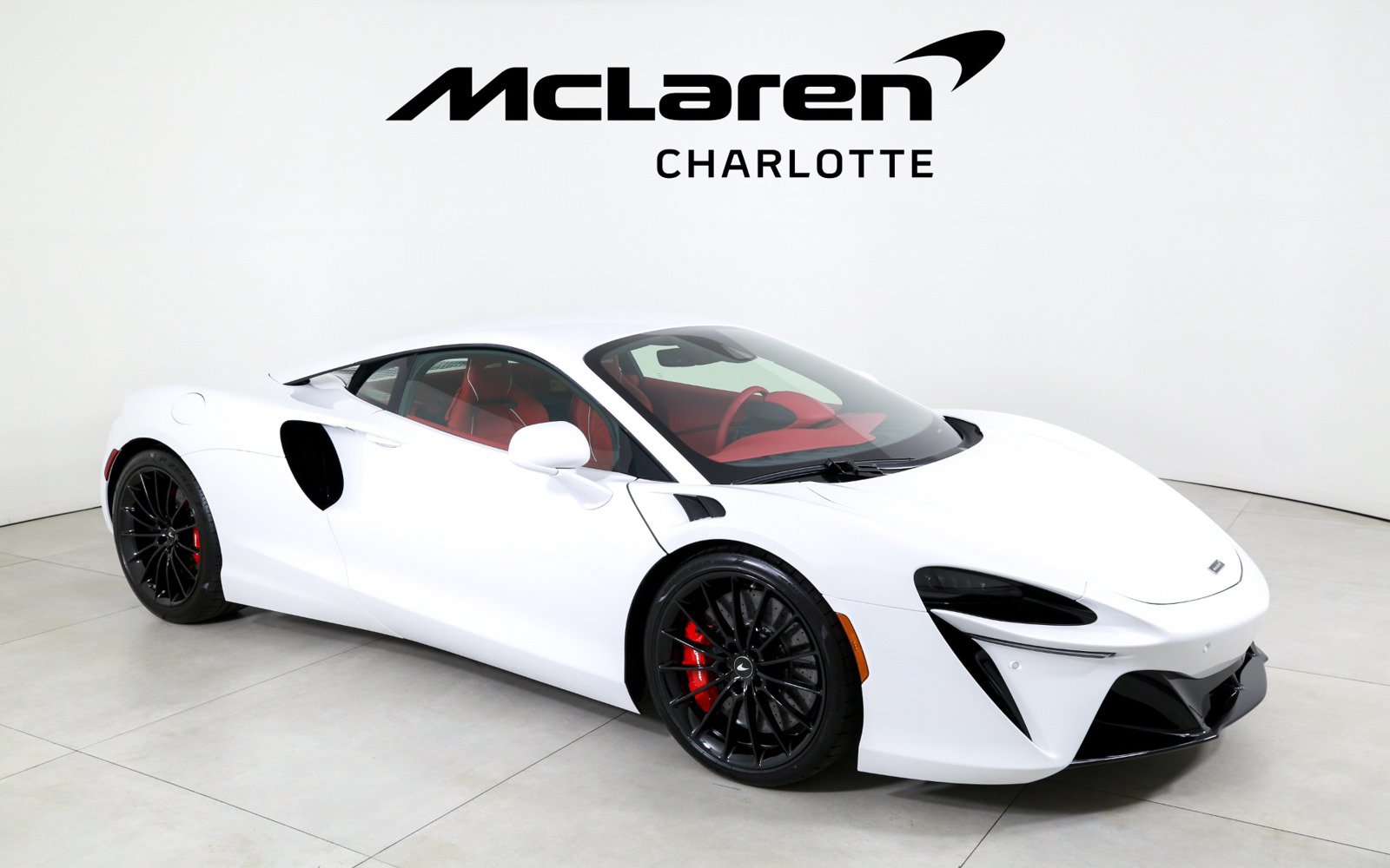 Used 2025 McLaren Artura RWD image 2