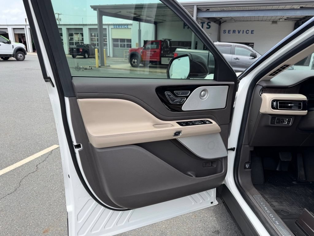 Used 2022 Lincoln Aviator Reserve w/ Equipment Group 201A AWD/4WD image 13
