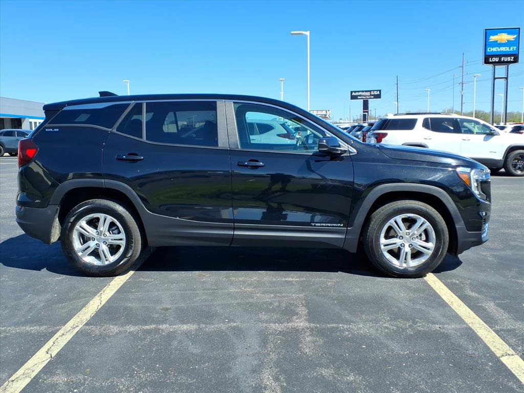 Used 2024 GMC Terrain SLE image 28