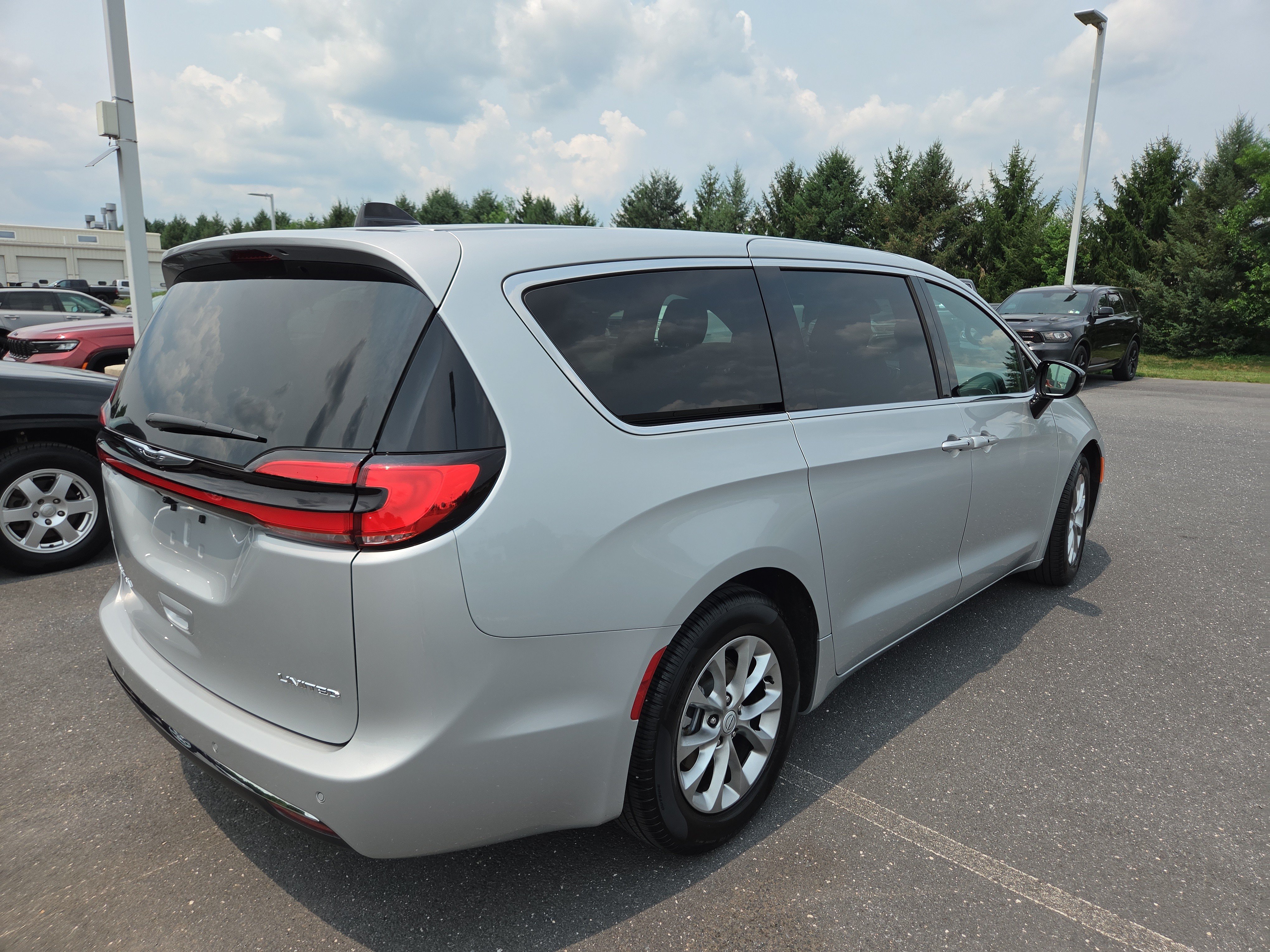 Used 2026 Chrysler Pacifica Limited FWD image 16