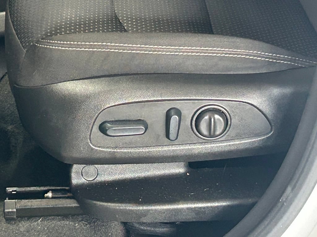 Used 2023 GMC Terrain SLE w/ Driver Convenience Package FWD image 17