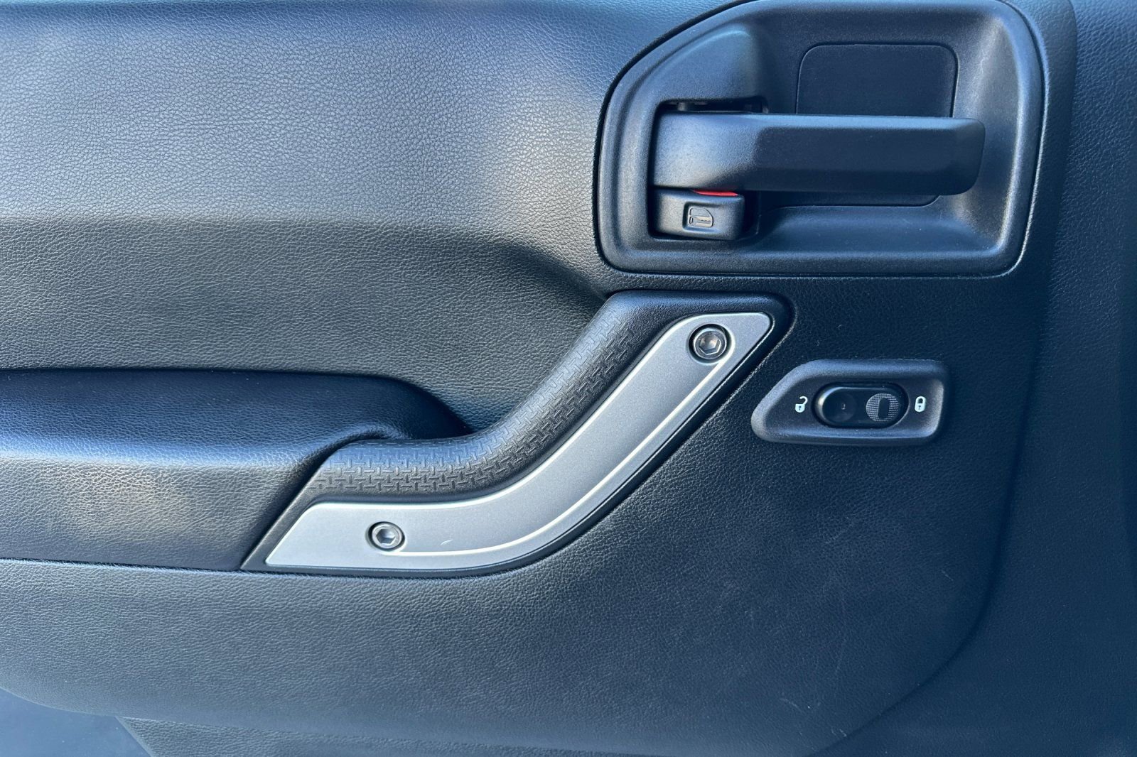 Used 2018 Jeep Wrangler Unlimited Rubicon w/ Connectivity Group image 11