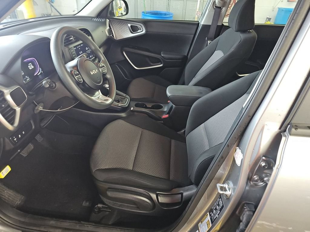 Used 2025 Kia Soul LX w/ LX Technology Package FWD image 7