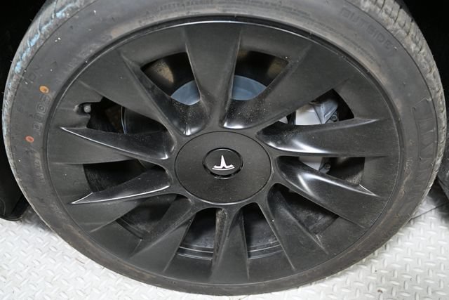 Used 2022 Tesla Model Y Long Range AWD/4WD image 17