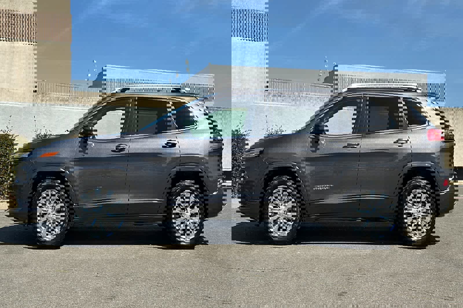 Used 2018 Jeep Cherokee Overland image 9