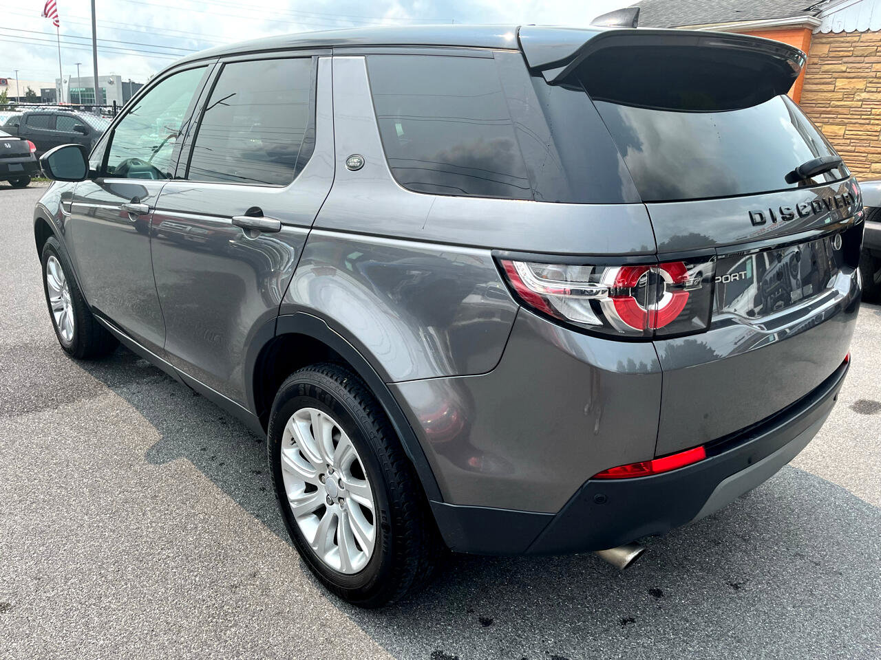 Used 2018 Land Rover Discovery Sport SE image 6