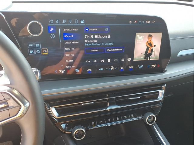 Used 2025 Chevrolet Traverse LT image 9