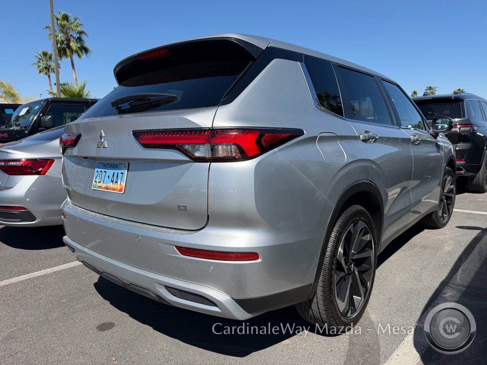 Used 2024 Mitsubishi Outlander SE image 2