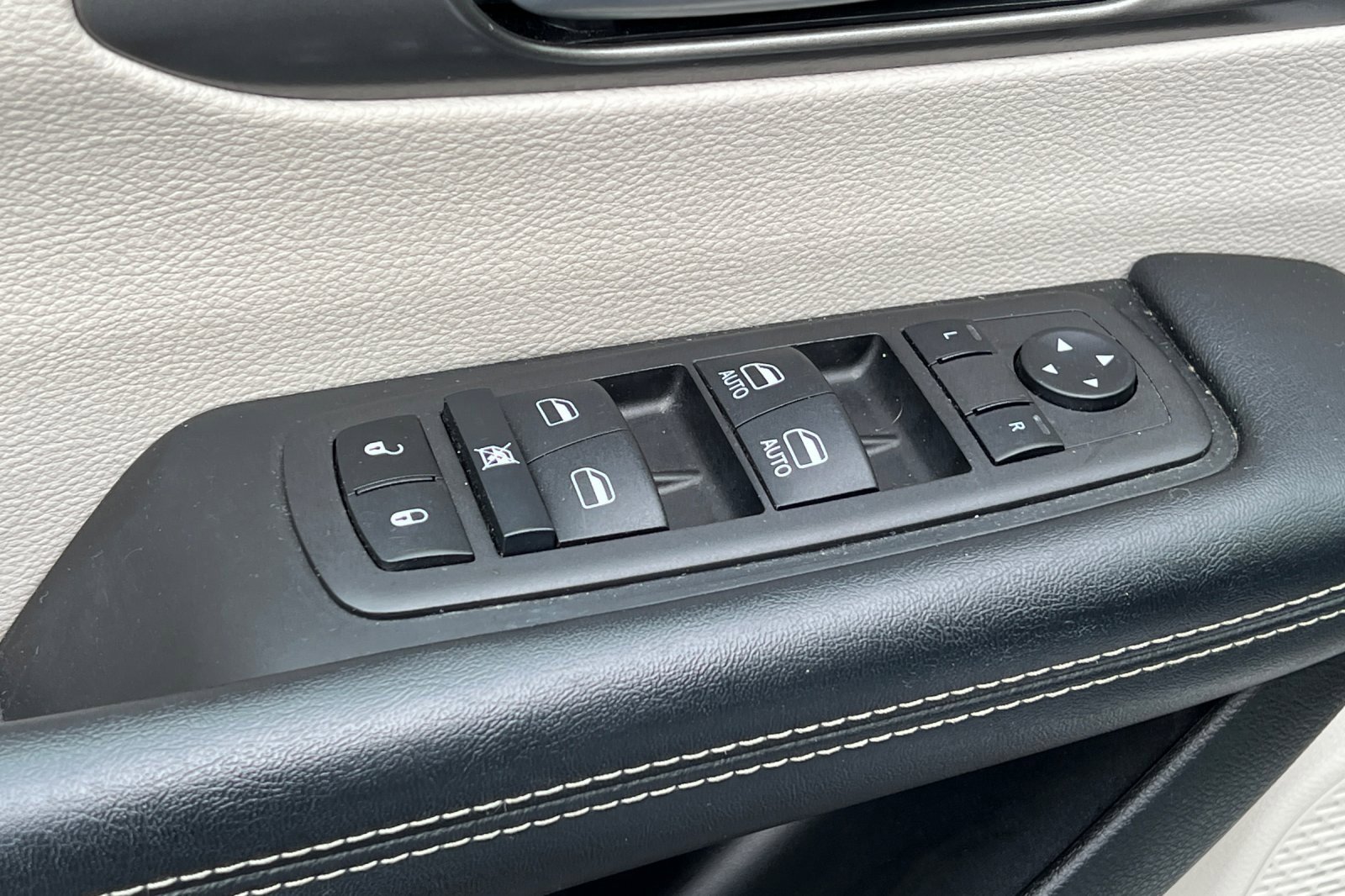 Used 2023 Chrysler Pacifica Touring-L image 14