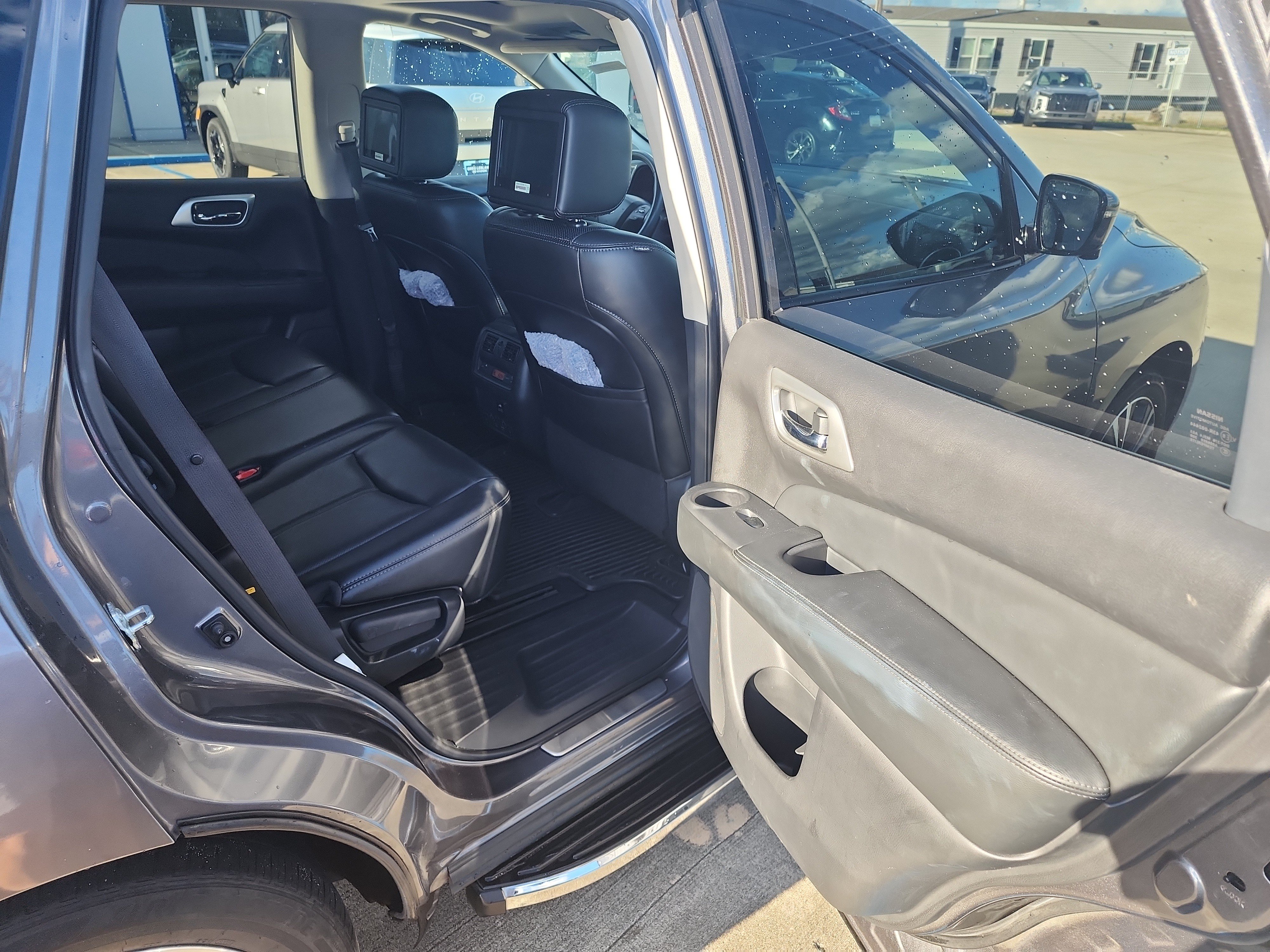 Used 2017 Nissan Pathfinder Platinum w/ Family Entertainment Package FWD image 15