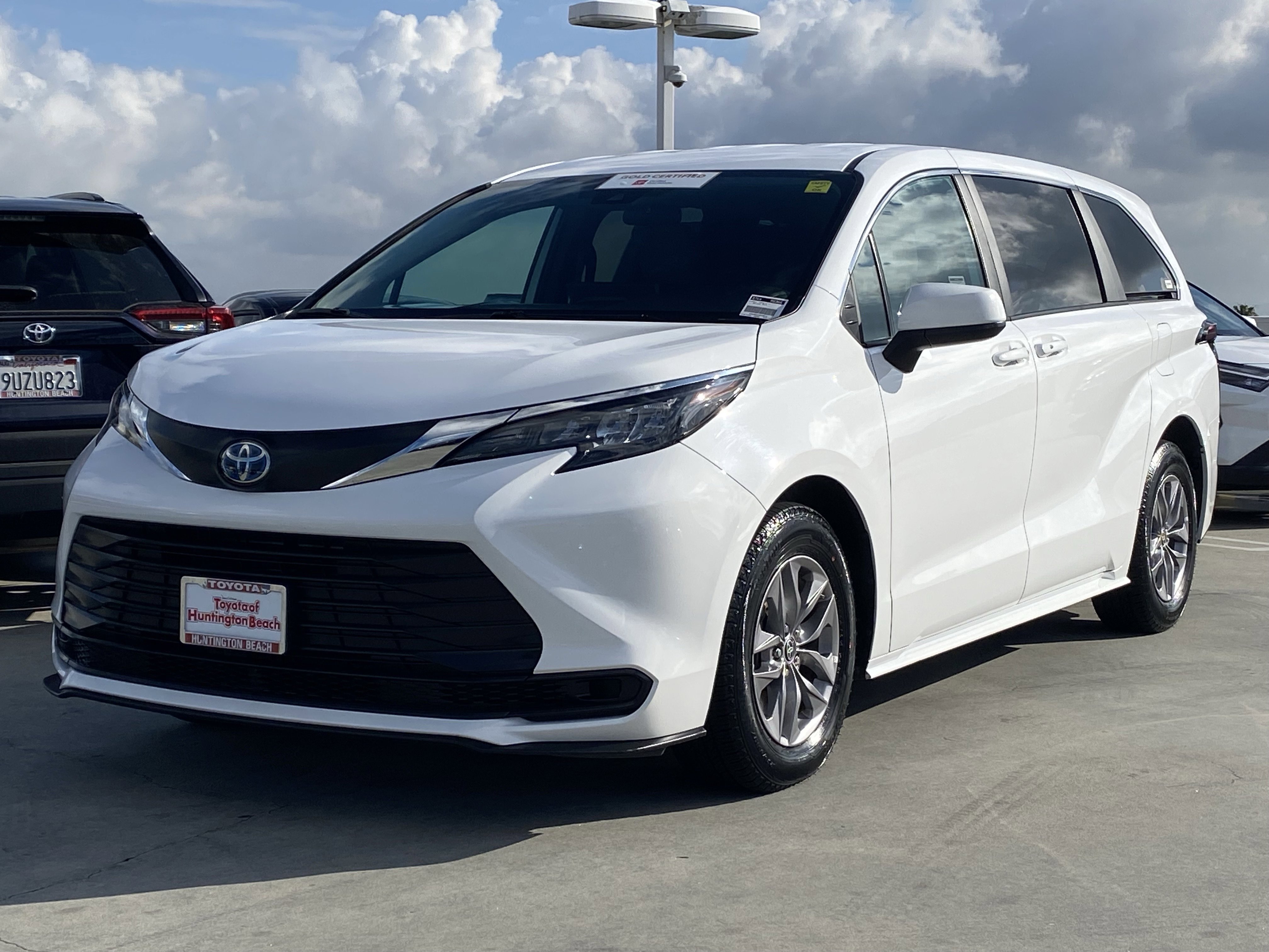 Certified 2025 Toyota Sienna LE FWD image 6