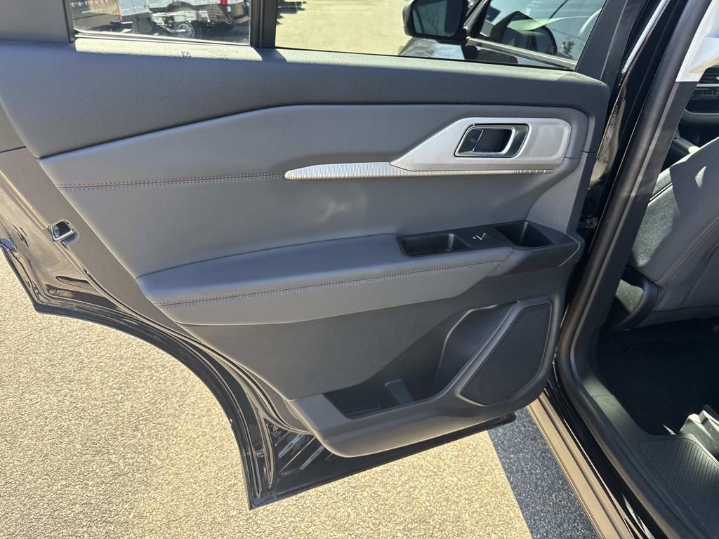 Used 2026 Ford Explorer Active AWD/4WD image 18