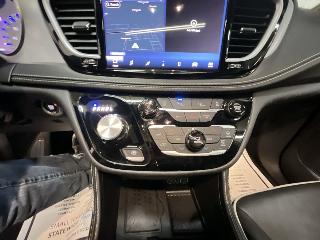 Used 2025 Chrysler Pacifica Limited FWD image 19