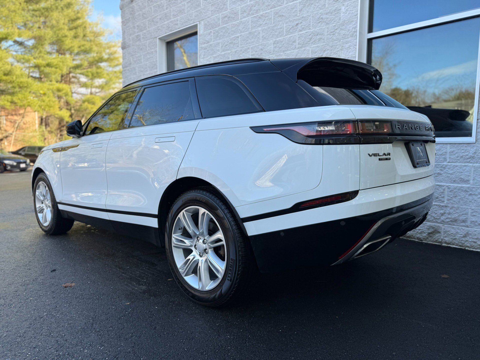 Used 2018 Land Rover Range Rover Velar R-Dynamic SE image 8