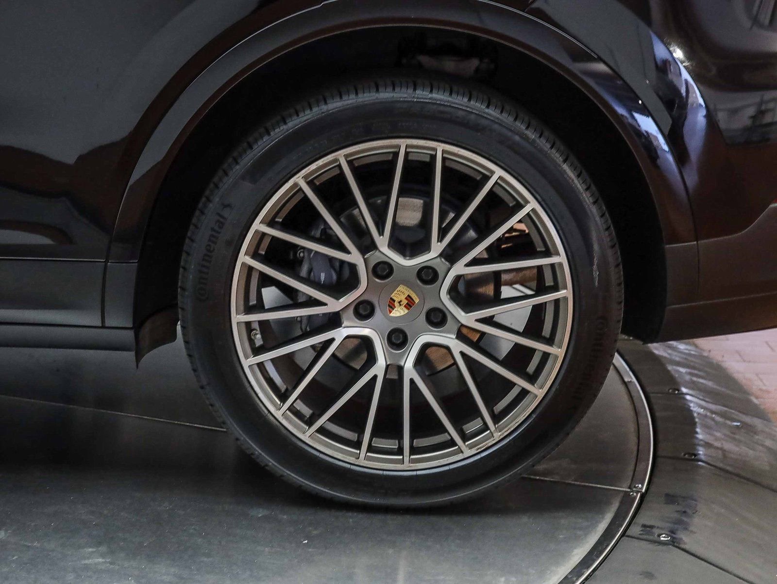 Certified 2023 Porsche Cayenne Platinum Edition image 9