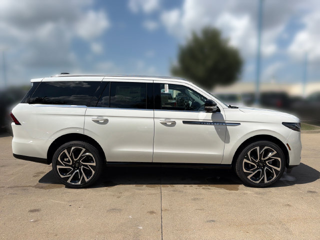 New 2026 Lincoln Navigator Reserve AWD/4WD image 4