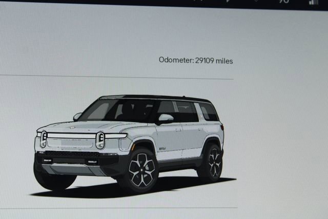 Used 2024 Rivian R1S Adventure image 40
