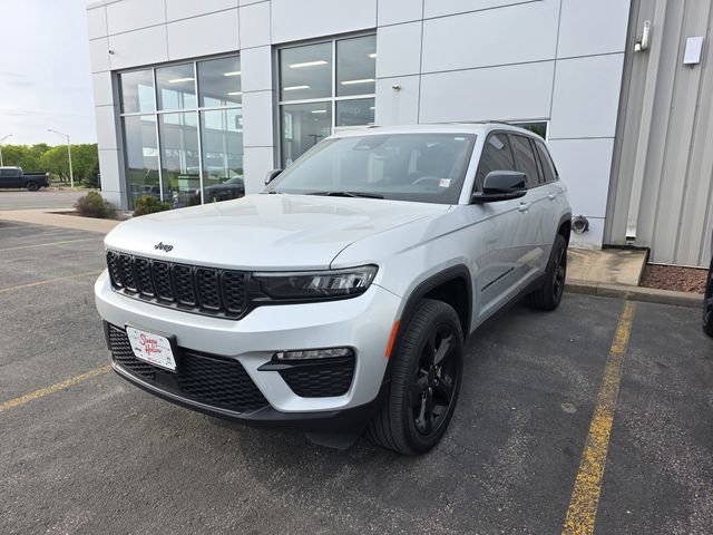 Used 2024 Jeep Grand Cherokee Limited w/ Black Appearance Package AWD/4WD image 2